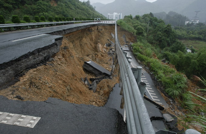 由于缅甸北部道路封闭，所有物品将通过其他路线运送。